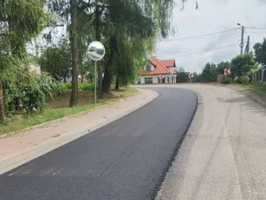 W Woli Zachariaszowskiej układają już nową nawierzchnię. Remont wchodzi w finał