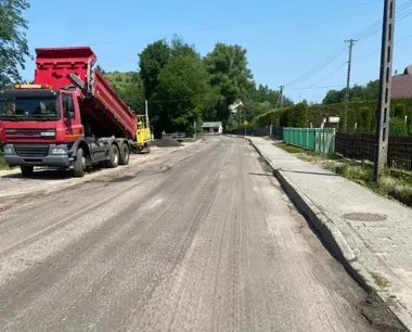 DP 2126K w Racławicach pod remontem. Prace weszły na pół jezdni