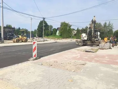 W Brzoskwini trwa nawierzchniowy etap inwestycji. Finał coraz bliżej