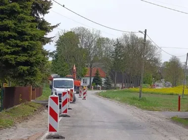 Wężerów zyska szerszą drogę. Trwają prace na 390 metrach