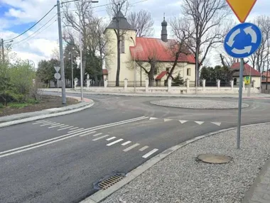 W Goszczy odebrano przebudowę drogi. Mini rondo i nowe oświetlenie zmieniają układ