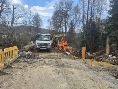Stary przepust znika z Czatkowic, a droga ma zyskać zupełnie nowy standard