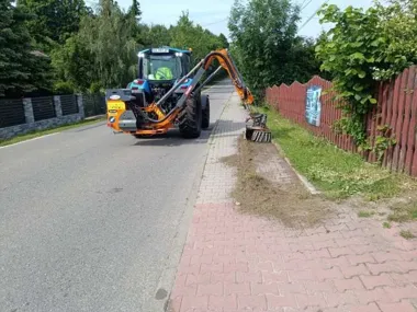 Chwasty znikają z chodników przy drogach powiatowych. Prace idą etapami