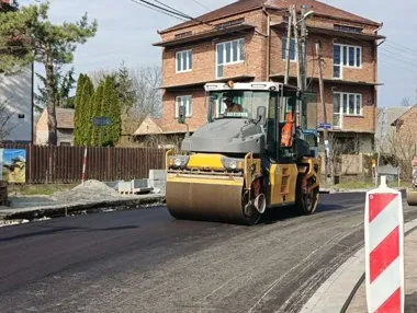 W Goszczy układana podbudowa bitumiczna – rozbudowa skrzyżowania przy ul. Szkolnej wchodzi w kolejny etap