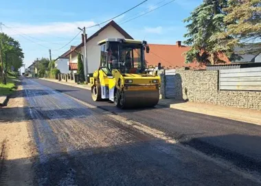 W Mnikowie asfalt zastępuje dziury. Remont drogi powiatowej wkracza w decydującą fazę