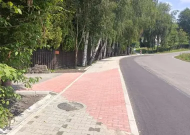 Żbicka w Krzeszowicach szersza i bezpieczniejsza. Zostały ostatnie prace
