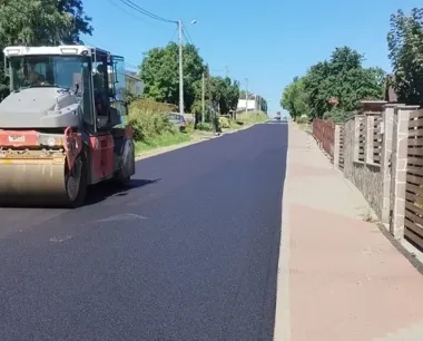 Dojazdów z nową nawierzchnią. Remont drogi powiatowej blisko końca
