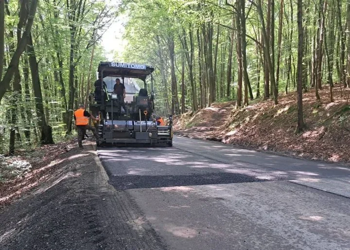 Nowa nawierzchnia na drodze między Dubiem a Żarami. Remont już trwa