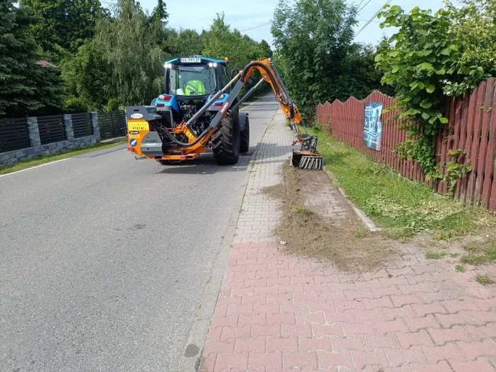 Chwasty znikają z chodników przy drogach powiatowych. Prace idą etapami