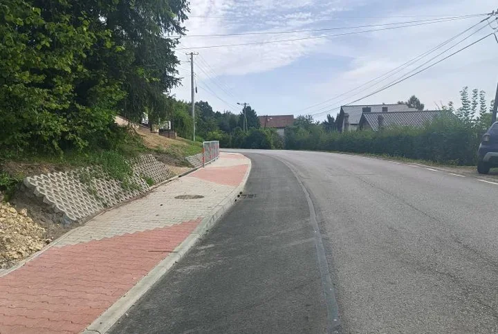Droga w Krzeszowicach szersza i bezpieczniejsza. Finał już blisko