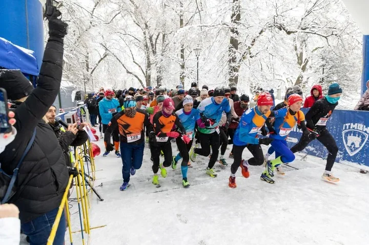 Tłumy biegaczy na jubileuszowym Krakowskim Biegu Walentynkowym – śnieg nie ostudził emocji