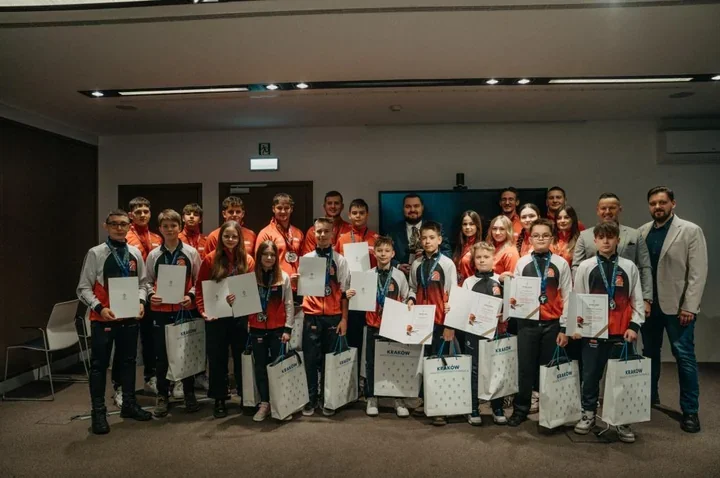 Akademia Karate z Niepołomic zdobyła 28 medali na europejskich zawodach - gratulacje w urzędzie