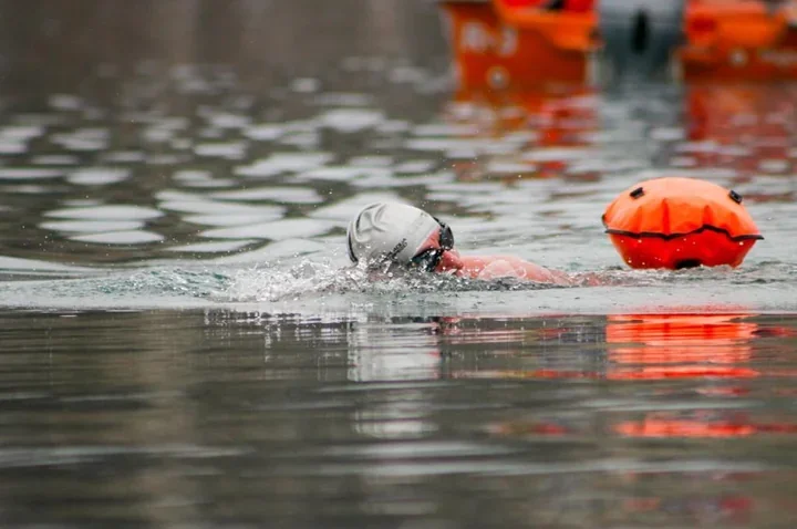 Zimowe pływanie na Zakrzówku – 108 śmiałków w pierwszej rundzie ICE CUP POLAND