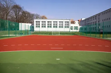 Zmodernizowane boisko przy podstawówce na Azorach odzyskało blask