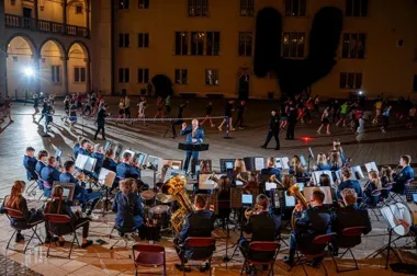 Orkiestra na Wawelu zatrzymała biegaczy na chwilę. Ten obraz zapadł w pamięć