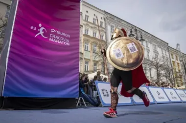 Rekord frekwencji i trudne warunki na trasie Cracovia Maratonu w Krakowie