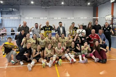 Krakowskie siatkarki zrobiły krok do II ligi i nie oddały rywalkom ani seta w decydującym meczu