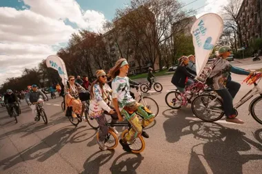 Nowa Huta w rytmie flower power. Parada rowerowa przyciągnęła tłumy