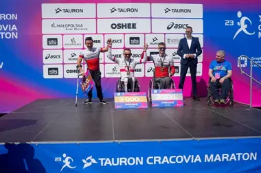 Rafał Wilk i Anna Oroszova najlepsi w krakowskim maratonie na wózkach